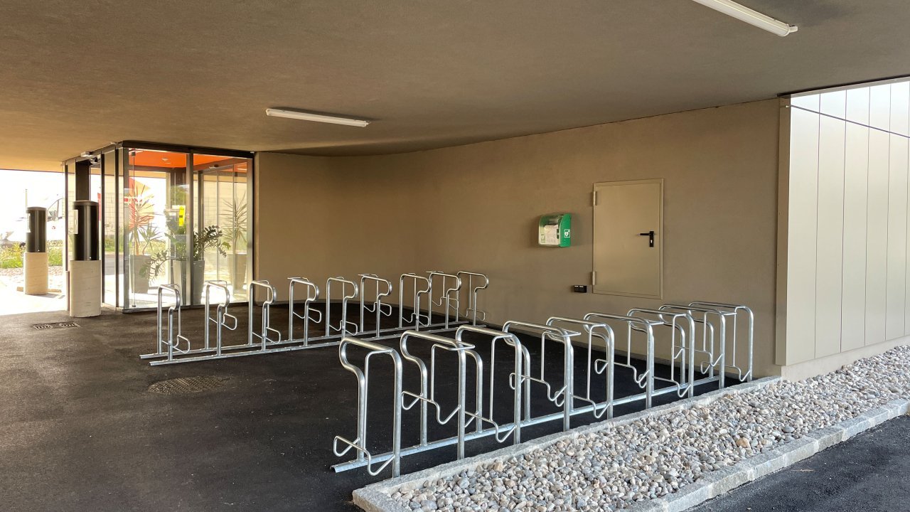 Fahrradständer vor ecoforum und Eingangsbereich