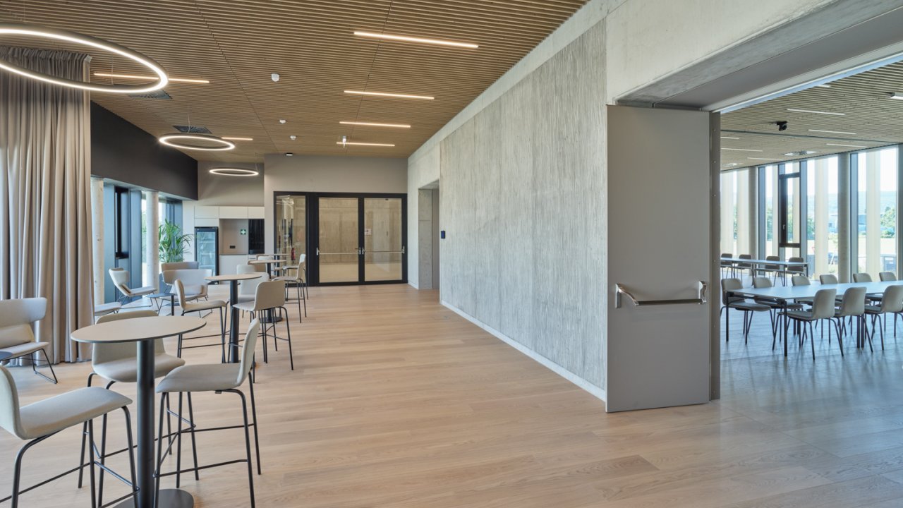 Foyer einer modernen Eventlocation mit Hochstühlen