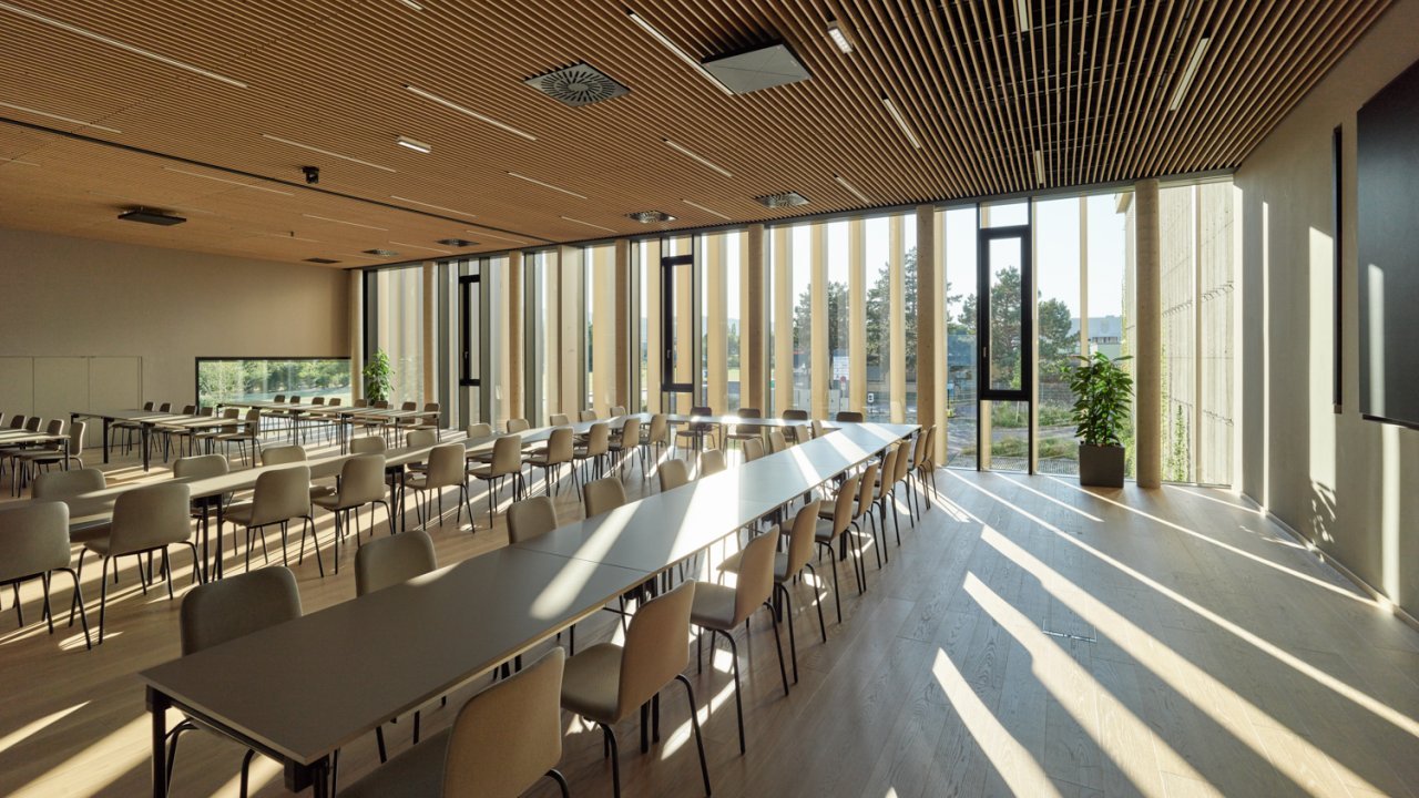 Innenansicht lichtdurchfluteter ecoforum Seminarrraum