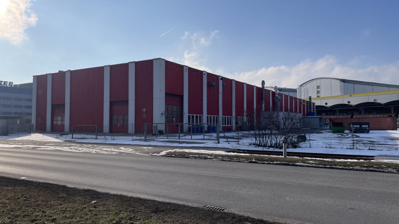 Außenansicht eines Mietobjektes mit roter Fassade im IZ NÖ-Süd