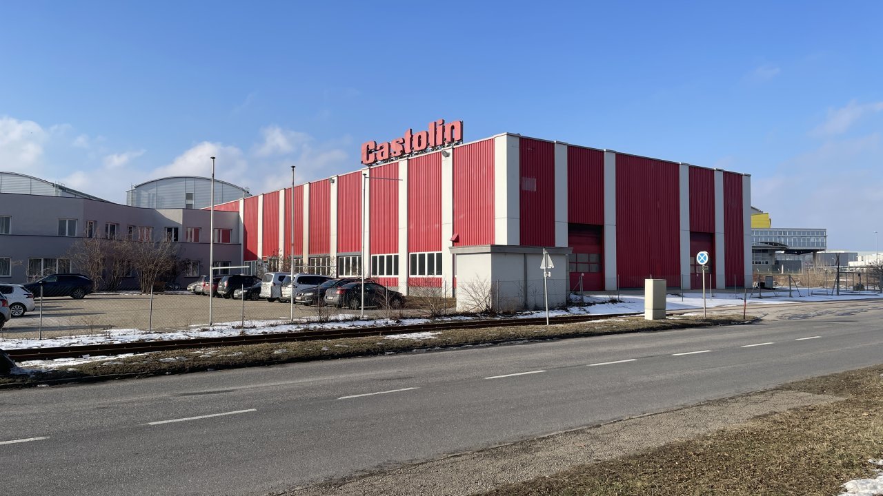 Außenansicht eines Mitobjektes mit roter Fassade und Schriftzug im IZ NÖ-Süd