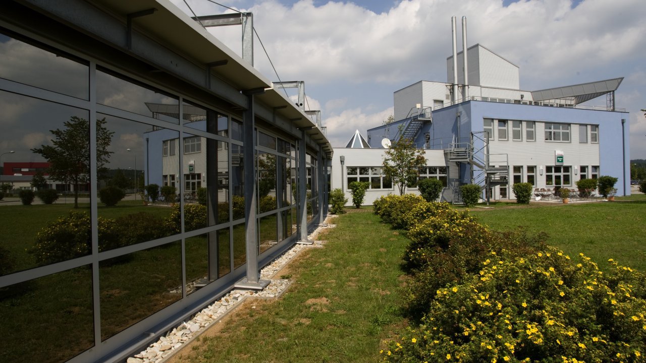 Seitenansicht vom einem blauen Gebäude (GBZ) mit begrünten Vorgarten in Gmünd