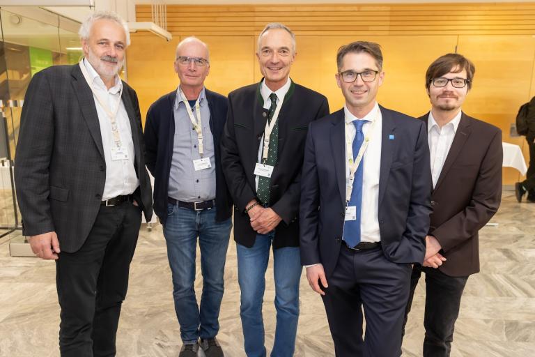 Gruppenfoto von 5 Personen