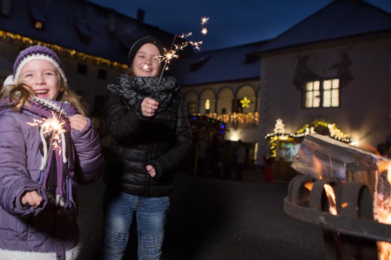 zwei Kinder lachen mit Sternspritzer in die Kamera 