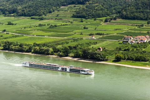 Schiff auf der Donau von der Vogelperspektive