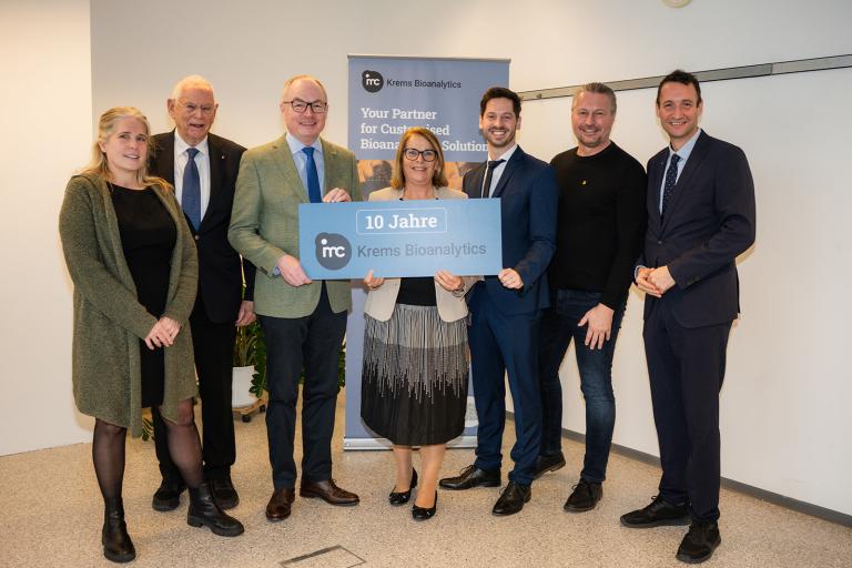 7 Personen auf Pressefoto