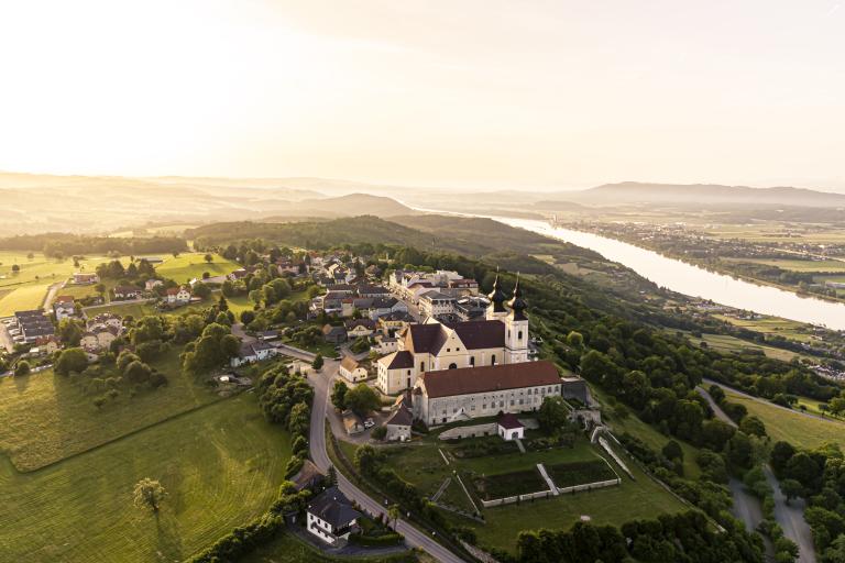 Vogelperspektive auf Basilika Maria Taferl und Ortschaft mit Donau dahinter
