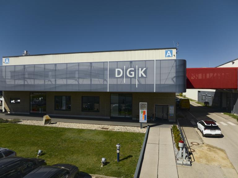 ein großes Firmen-Gebäude mit Schriftzug DGK