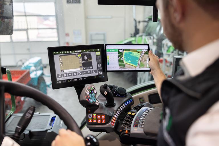 moderne Technik im Traktor bedient von einem Mann