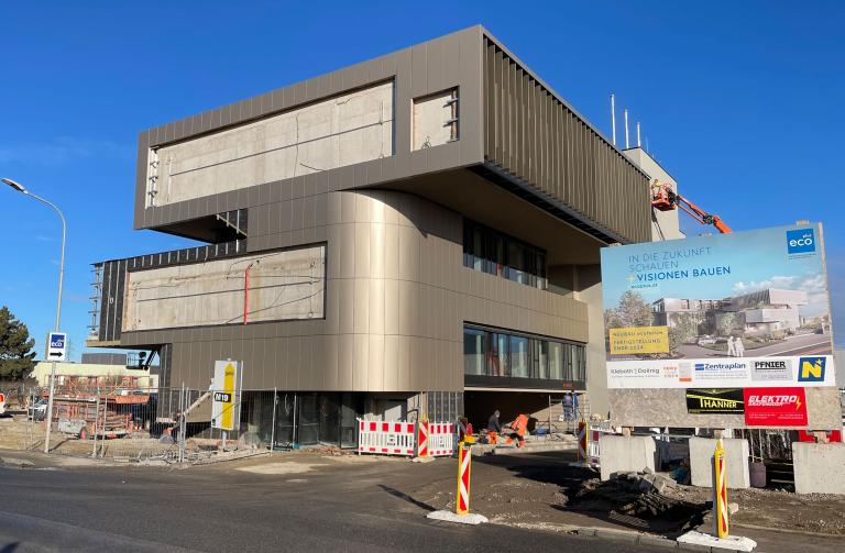 Baustelle des Objektes M19 im IZ NÖ-Süd mit Bautafel