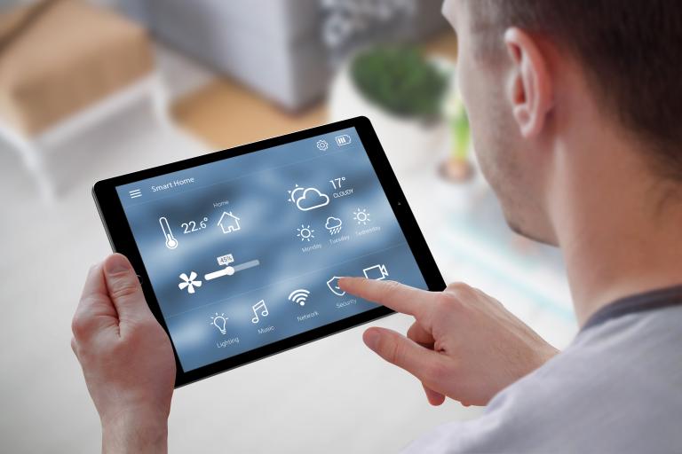 Mann bedient ein IPad