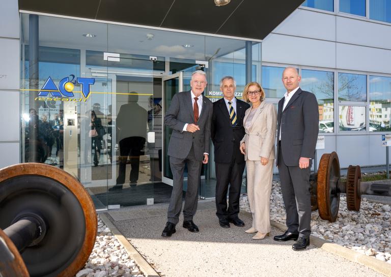 Gruppenfoto von 4 Personen beim Besuch bei AC2T