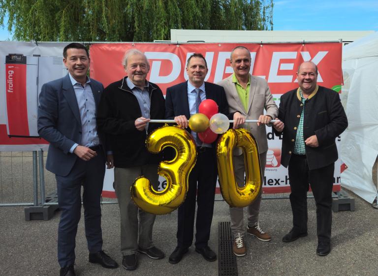 Fünf Männer halten 30er Luftballons der Firma Duplex