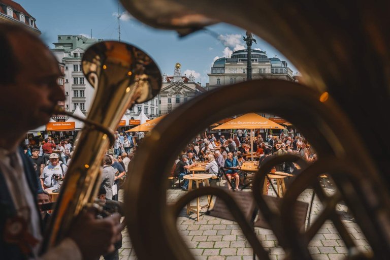 Musikinstrument und im Hintergrund viele Menschen