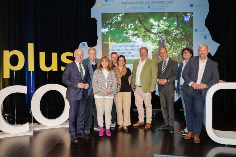 Gruppenfoto an Testimonals und Keynote-Speakern bei Jahresevent Standort & Service