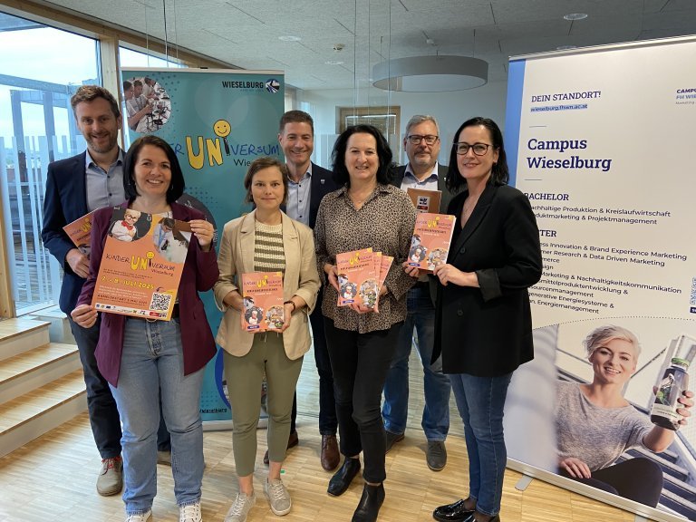 Gruppenfoto mit den Kinderuni Flyern