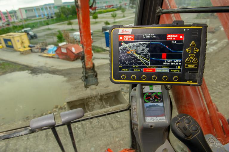 Bagger mit digitaler Geländeanzeige