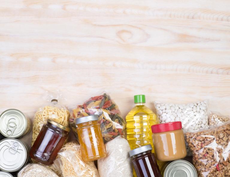diverse Lebensmitteln abgepackt liegen auf einer Holzplatte