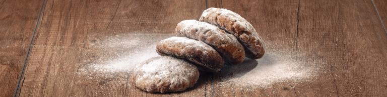 Brotleibe auf mehlbestreutem Brett