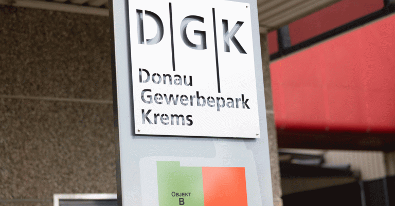 Eingangsbereich Donau Gewerbepark Krems mit gestantzer Tafel