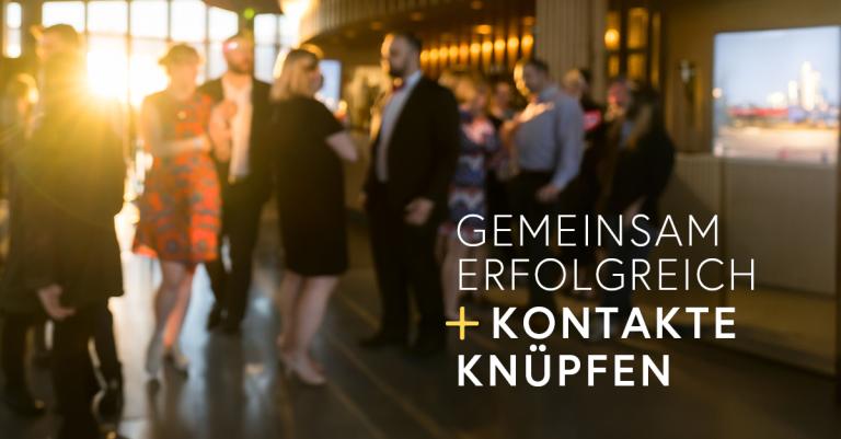 Gruppe von Personen unscharf erkennbar bei Netzwerkevent