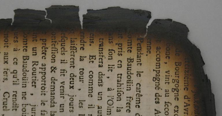 altes Blatt Papier mit Nanocellulose stabilisiert