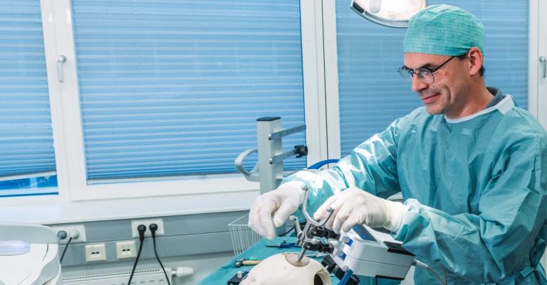 Arzt operiert an Schädelmodell