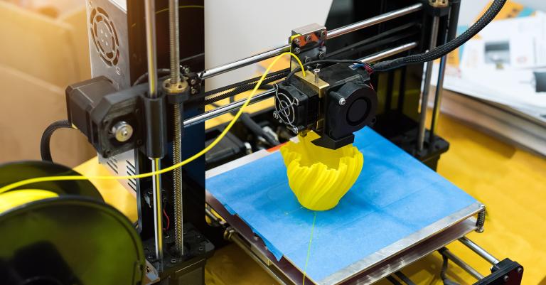 3D-Drucker mit gelbem Kunststoffbehälter