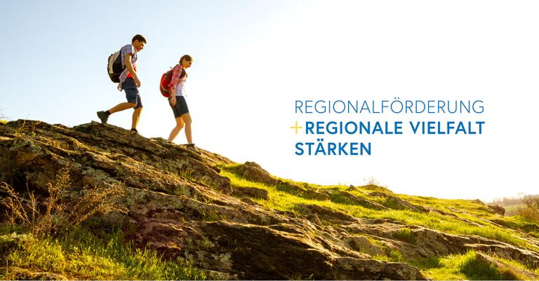 Zwei Personen wandern in der Natur