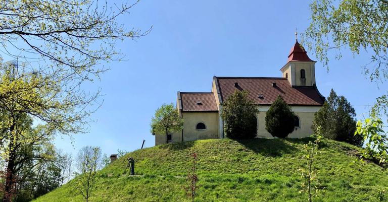 Kleine Kirche auf einem Hügel