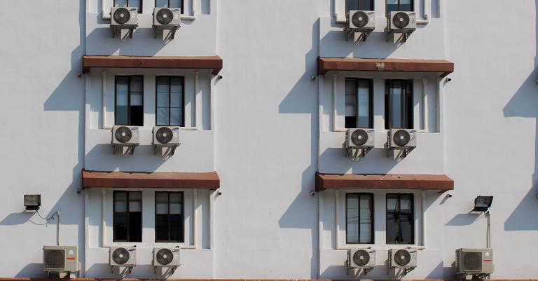 Mehrere Air Conditioner an einer Wand