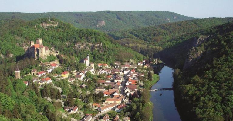 Luftbild von Hardegg mit Fluss Thaya