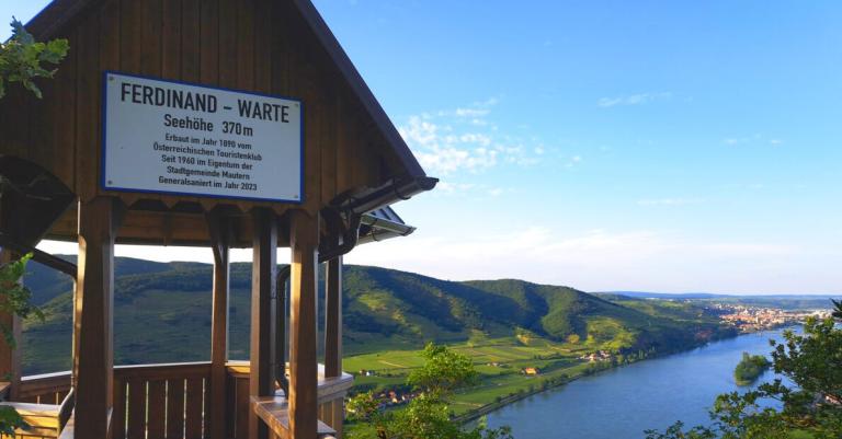 Ferdinand-Warte mit der Donau im Hintergrund