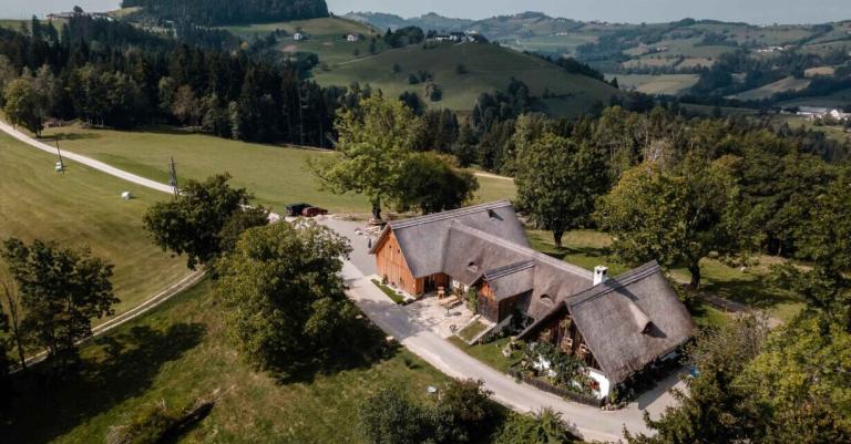 Luftaufnahme von einem Hof und Landschaft
