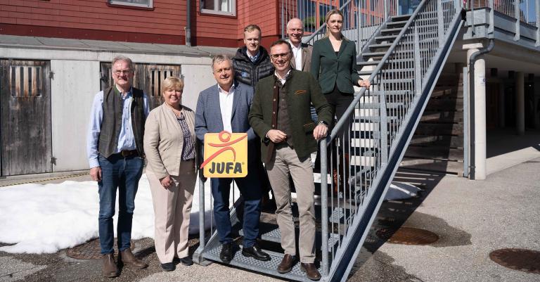 Gruppenfoto von Personen auf einer Stiege