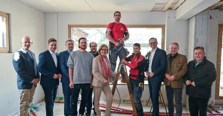 Gruppenfoto Exoskelette auf der Baustelle