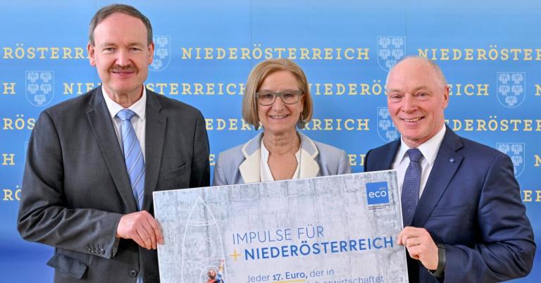 Drei Personen halten Informationstafel