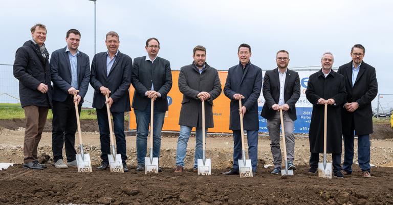 Großes Gruppenfoto nur mit Herren beim Spatenstich