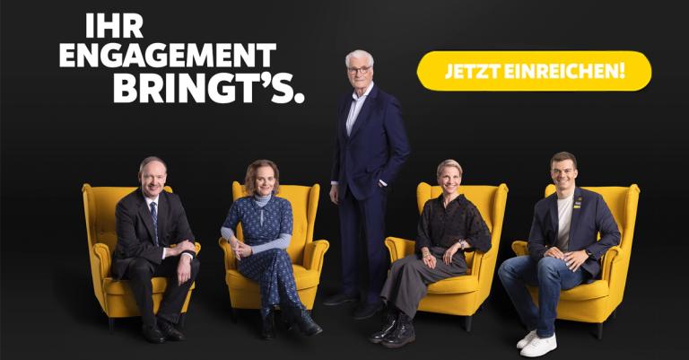 Gruppenfoto mit 5 Personen in vier gelben Sesseln