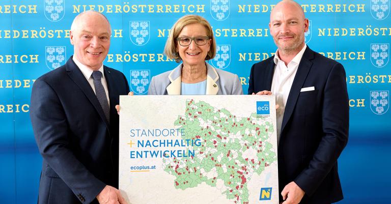 Drei Personen halten Tafel mit Schriftzug Standorte nachhaltig entwickeln und einer NÖ Karte in die Kamera