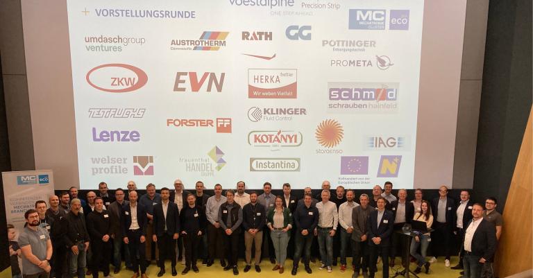 Gruppenfoto vor Leinwand mit Logos