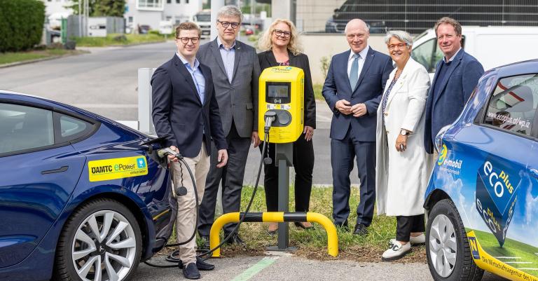 Gruppenfoto bei der E-Ladestation
