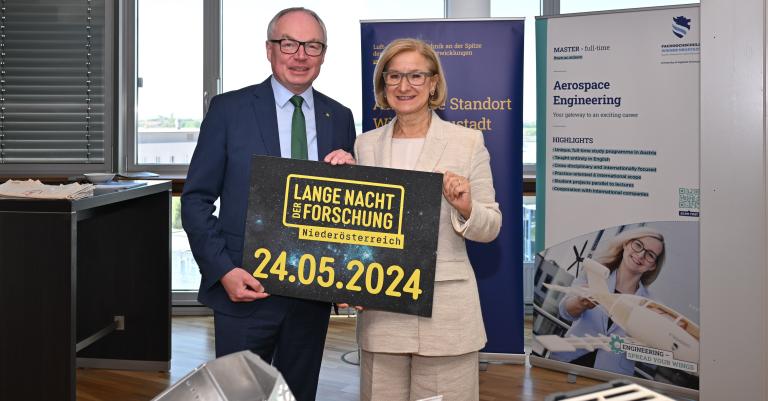 LH Mikl-Leitner und LH-Stv. Pernkopf halten Plakat