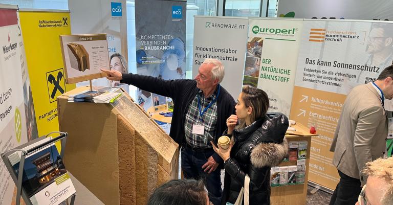 Mann deutet auf Roll-up