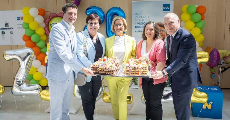 Fünf Personen halten bunte Torten im IZIBIZI kids corner