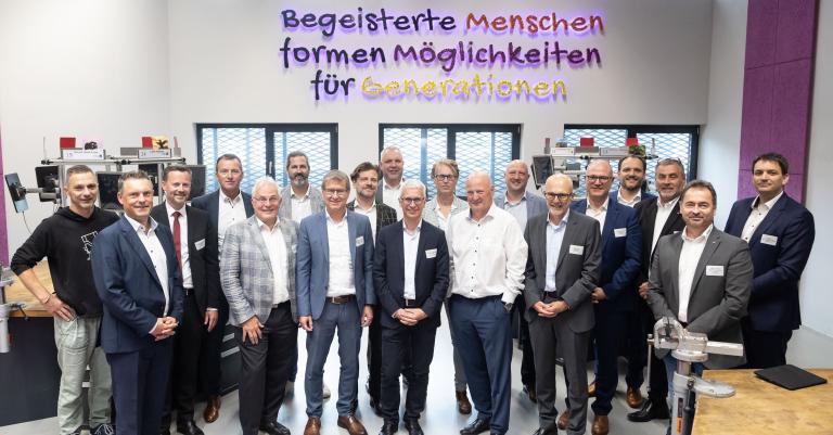 Drohneaufnahme: Gruppenfoto von ecoplus MitarbeiterInnen von oben