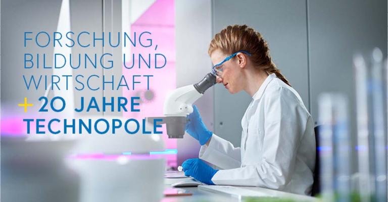 Frau im Labor schaut in Mikroskop