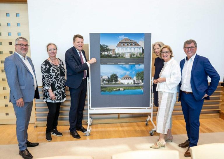 mehrere Personen stehen nebeneinander 