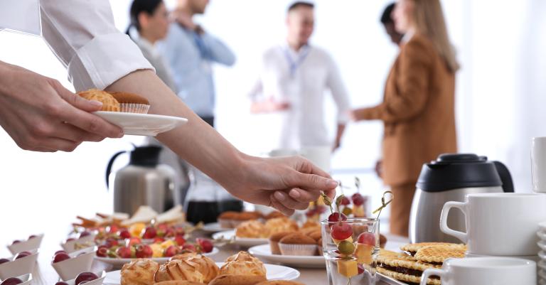 Frühstücksbuffet mit Personen im Hintergrund
