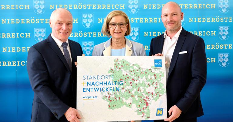 Gruppenfot mit 3 Personen die Brachflächenkarte von Niederösterreich halten